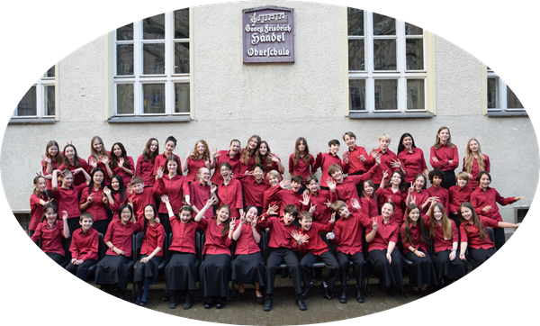 Der Händel-Kinderchor 2025 vor der Händelschule