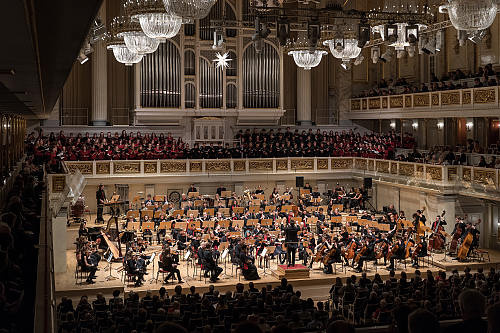 Jugendsinfonieorchester mit Canta Chiara,
 Die Primaner und Shikamana im Konzerthaus Berlin (Dezember 2019; © andreas schwartz 10437 berlin)